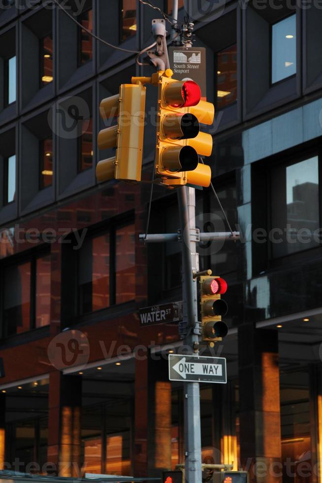 sinal de trânsito vermelho em new york city foto