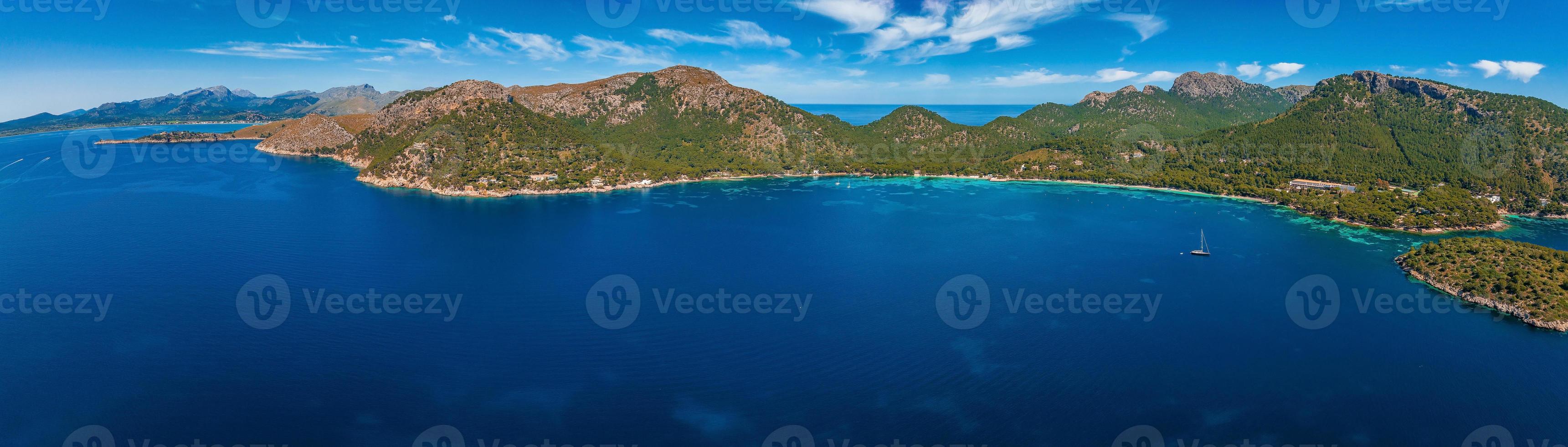 vista aérea das belas falésias em mallorca, espanha. foto