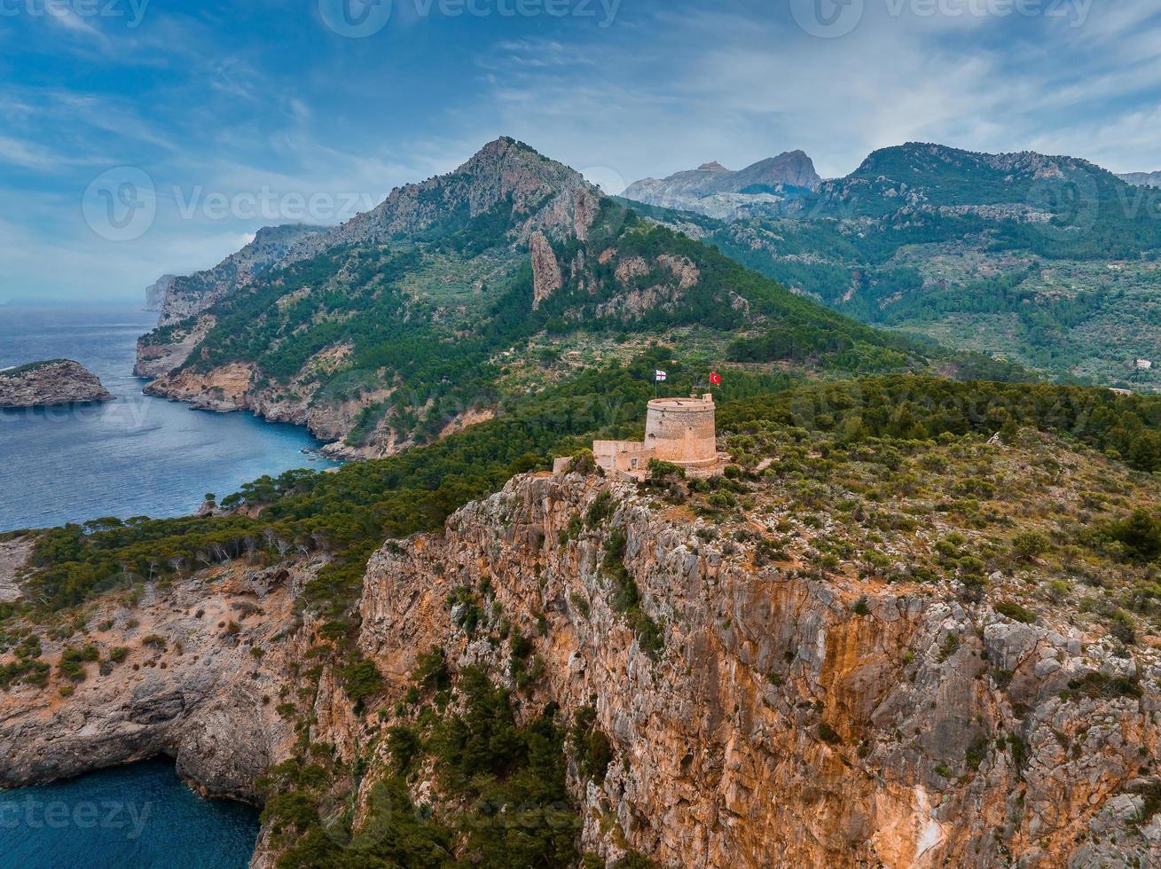 vista aérea do hotel de luxo cliff house no topo do penhasco na ilha de maiorca. foto