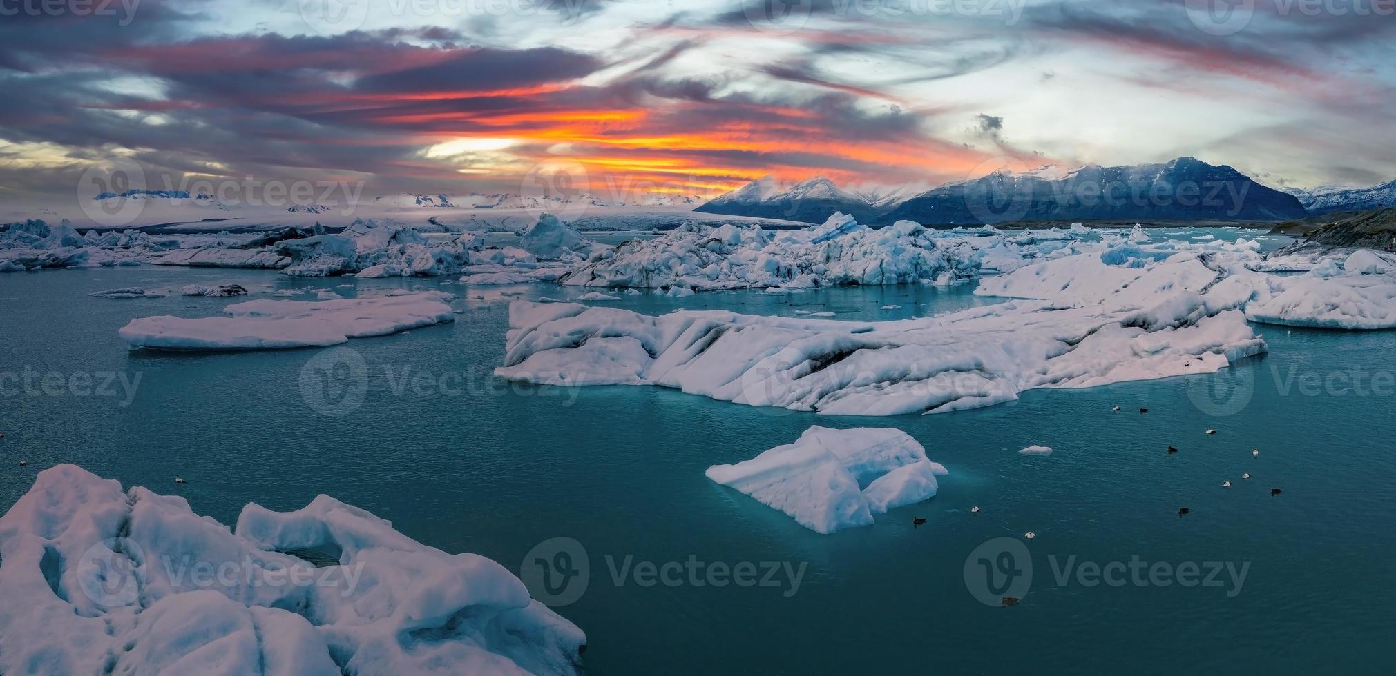 vista panorâmica de icebergs na lagoa glaciar jokulsarlon, islândia, ao entardecer. foto