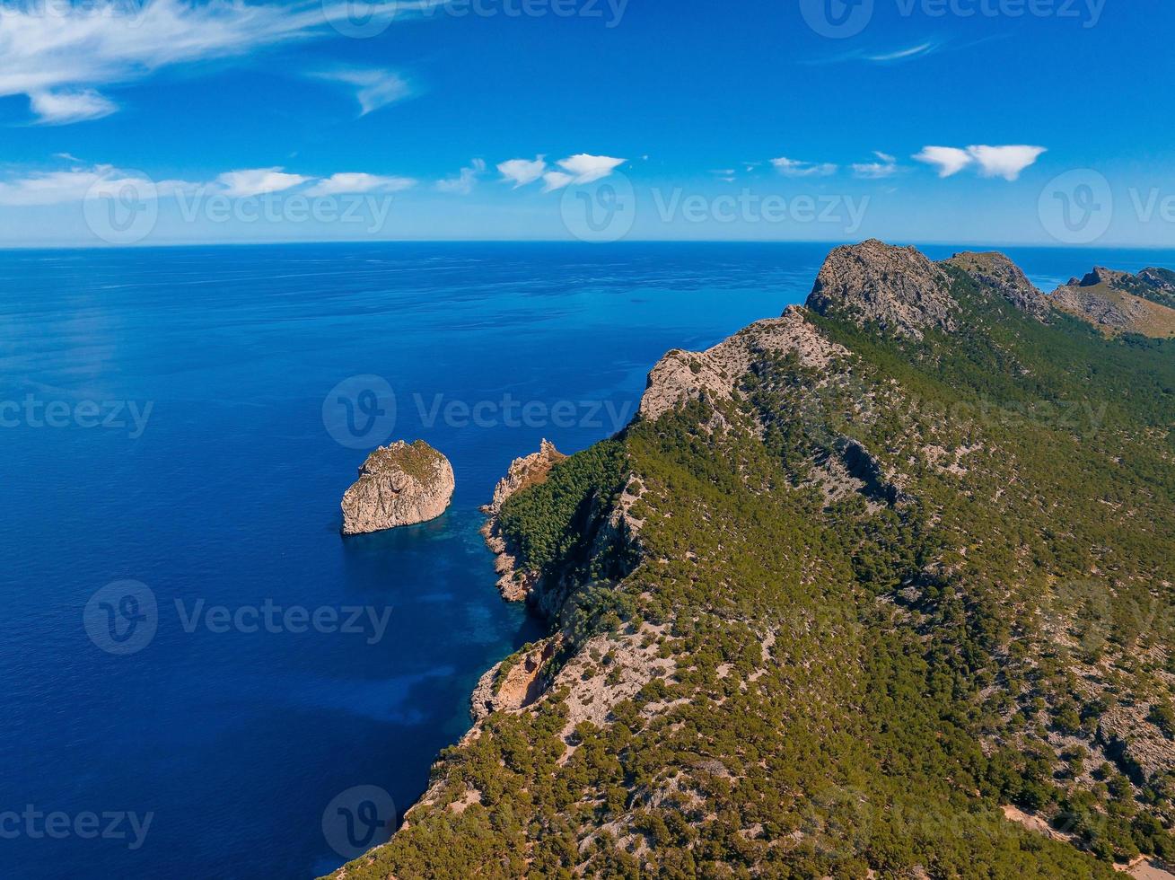 vista aérea das belas falésias em mallorca, espanha. foto