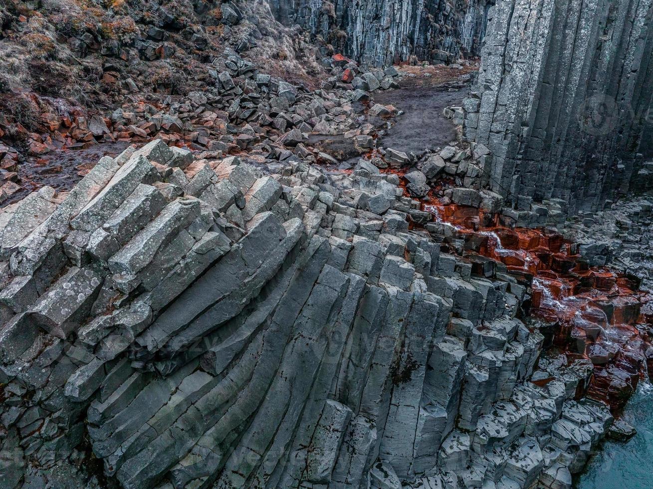 vista épica do cânion de basalto studlagil, islândia. foto