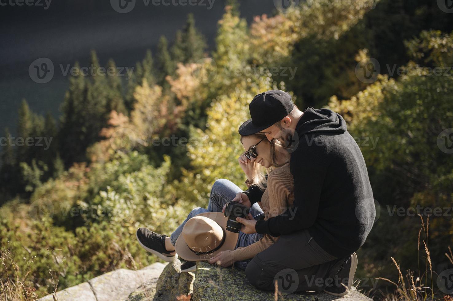 casal apaixonado nas montanhas foto