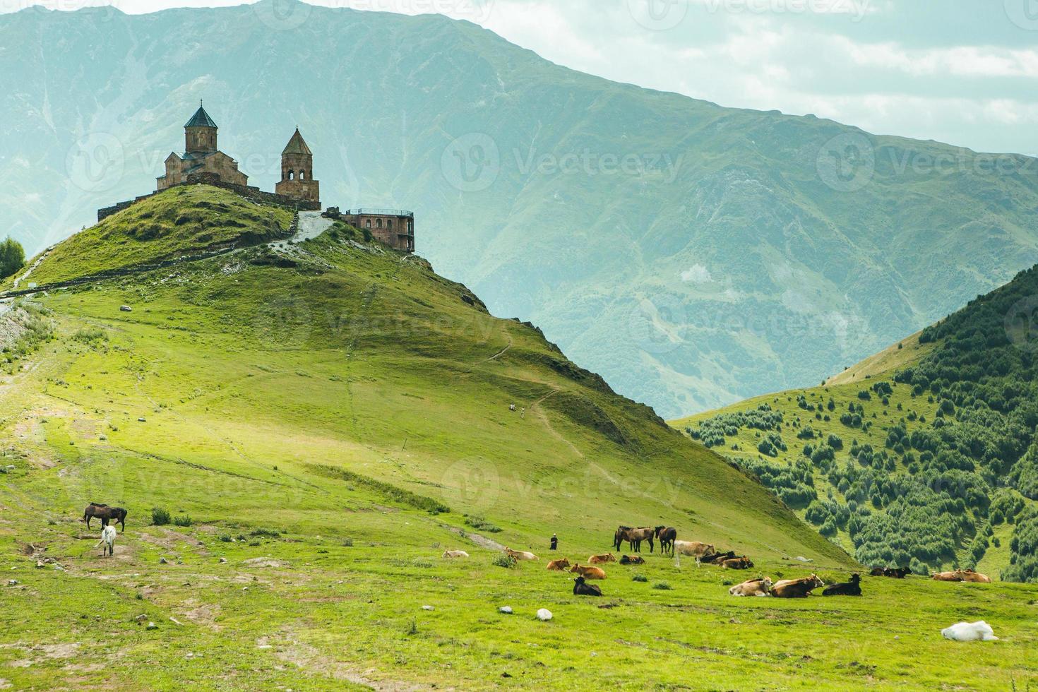uma bela fotografia de paisagem com as montanhas do cáucaso na geórgia. foto