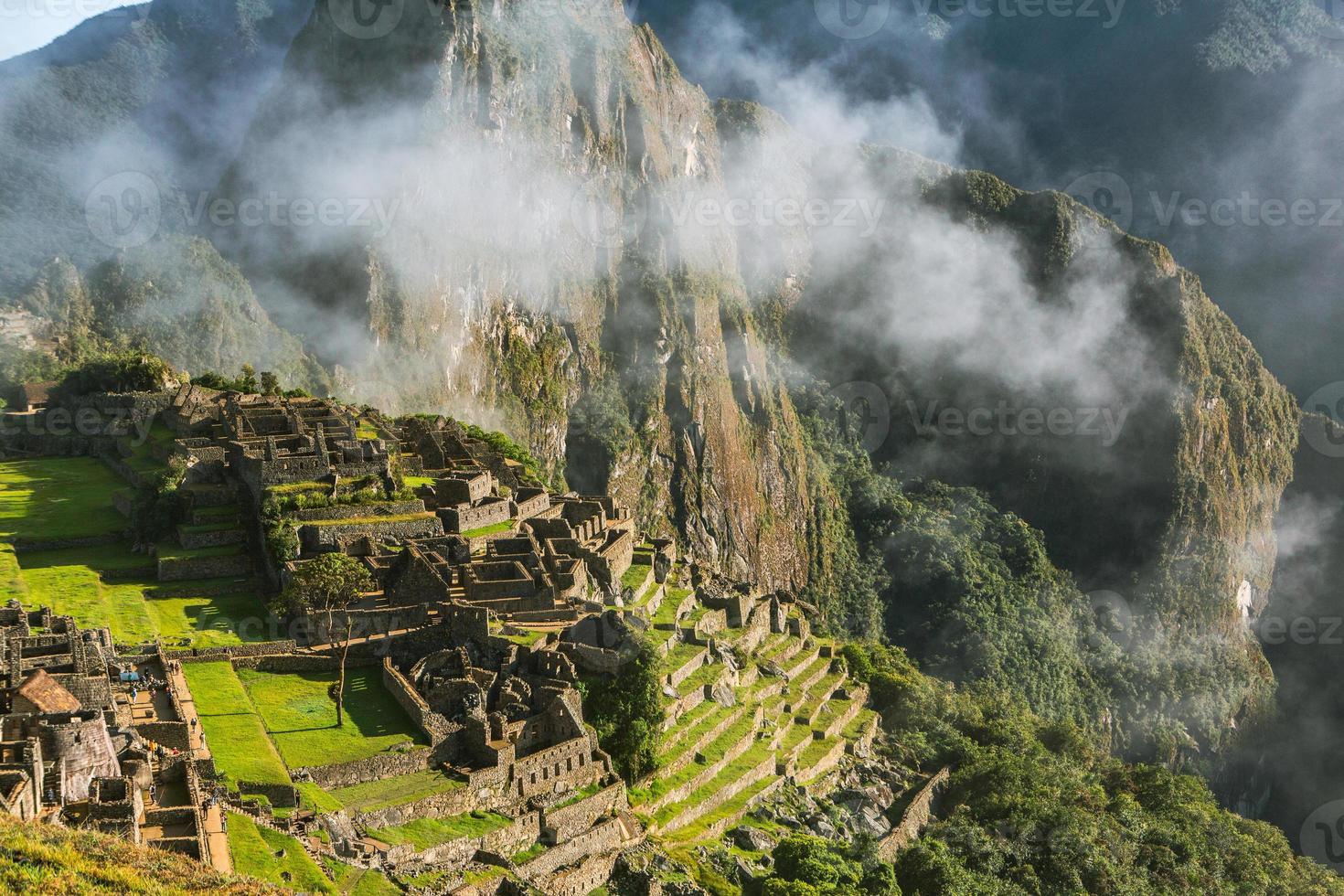 maravilha do mundo machu picchu no peru. bela paisagem nas montanhas dos andes com ruínas da cidade sagrada inca. foto