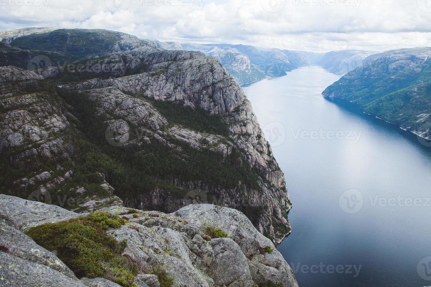 cenas coloridas de montanha na noruega. bela paisagem da noruega, escandinávia. paisagem montanhosa da noruega. natureza no verão. foto