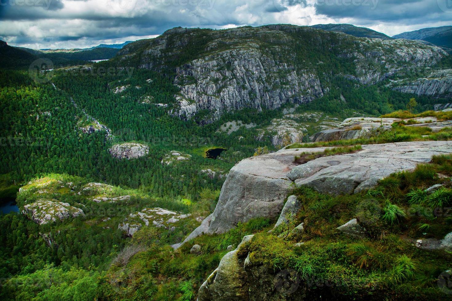 cenas coloridas de montanha na noruega. bela paisagem da noruega, escandinávia. paisagem montanhosa da noruega. natureza no verão. foto