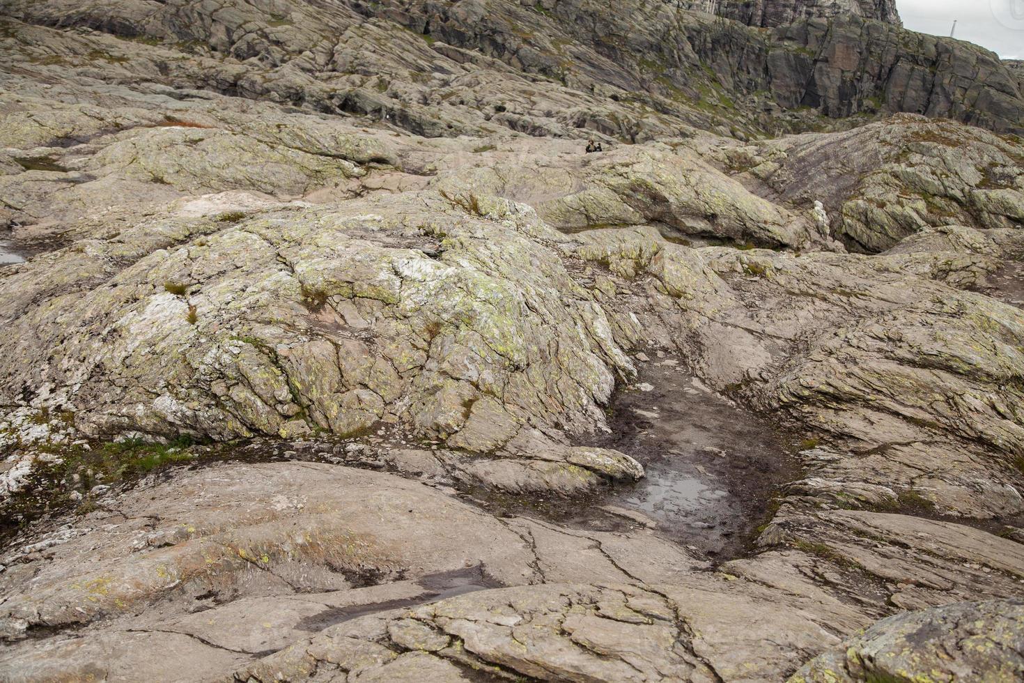 cenas coloridas de montanha na noruega. bela paisagem da noruega, escandinávia. paisagem montanhosa da noruega. natureza no verão. foto