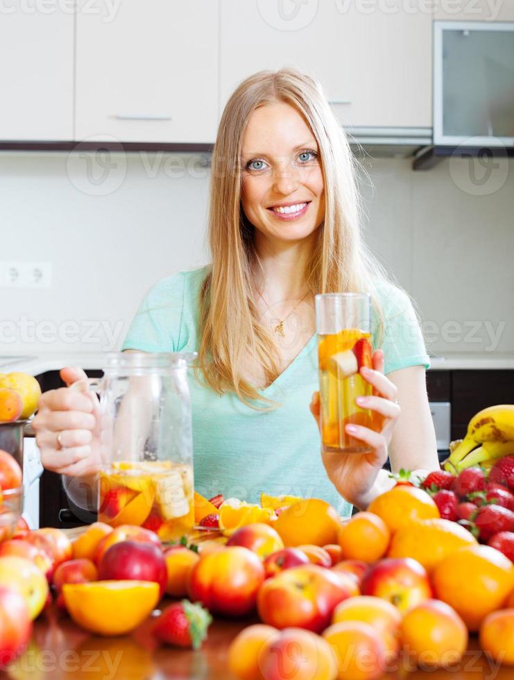 mulher alegre com bebida de frutas foto