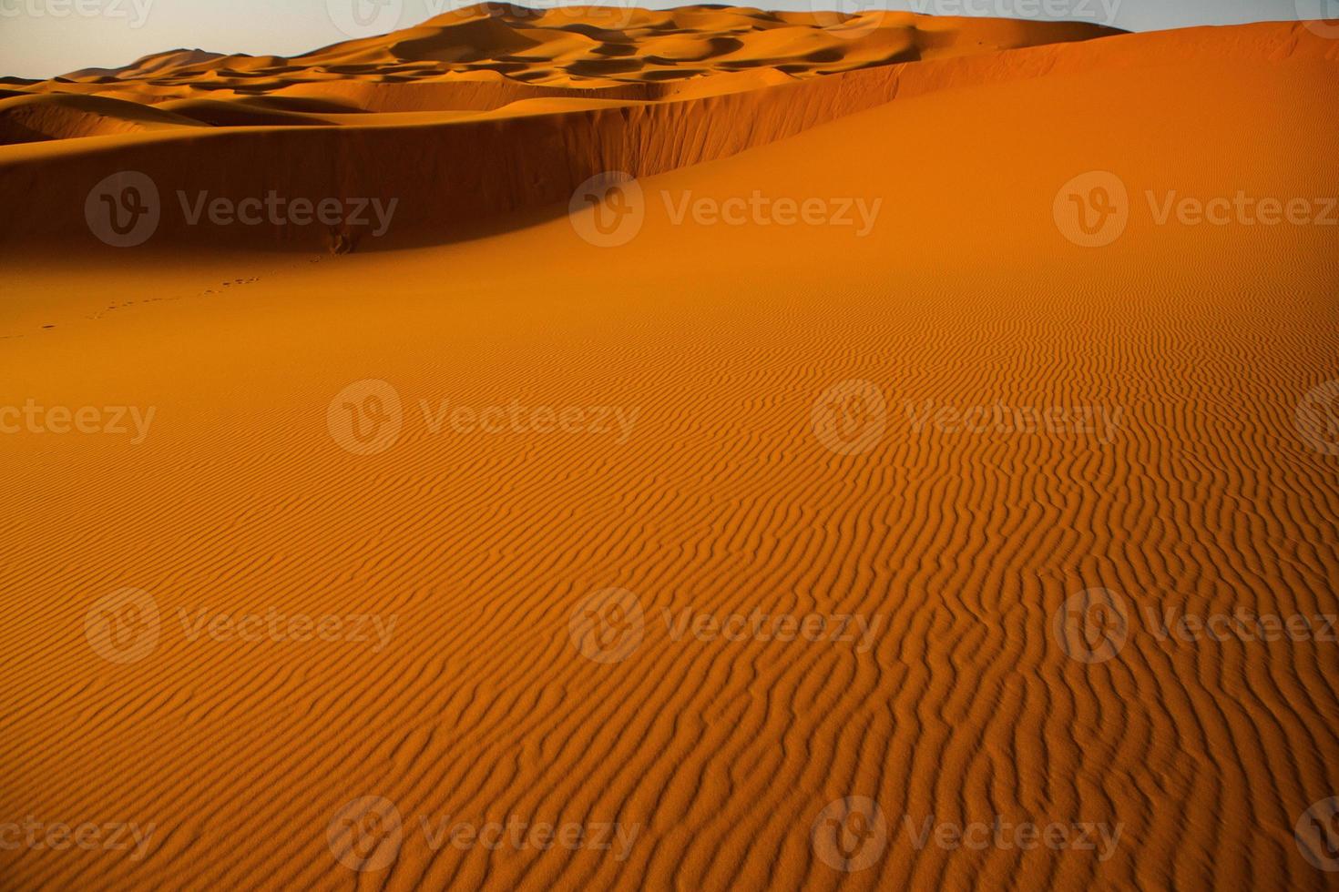 belas dunas de areia no deserto do saara em marrocos. paisagem na África no deserto. foto