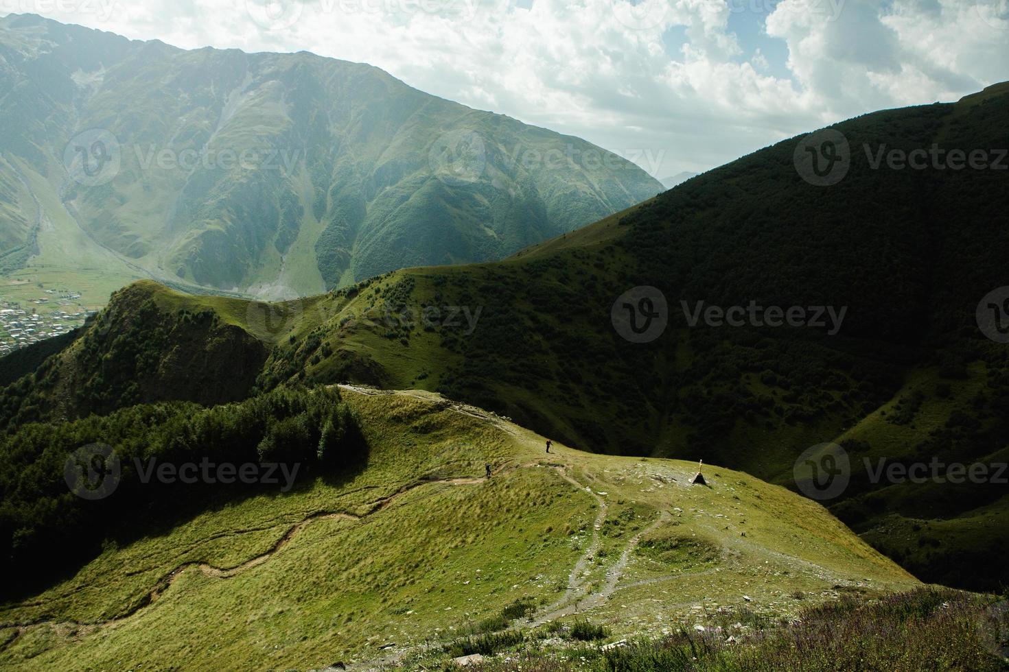 uma bela fotografia de paisagem com as montanhas do cáucaso na geórgia. foto