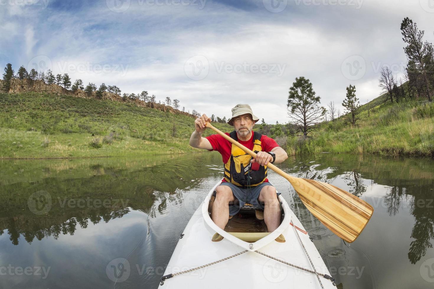 remador atlético de canoa sênior foto