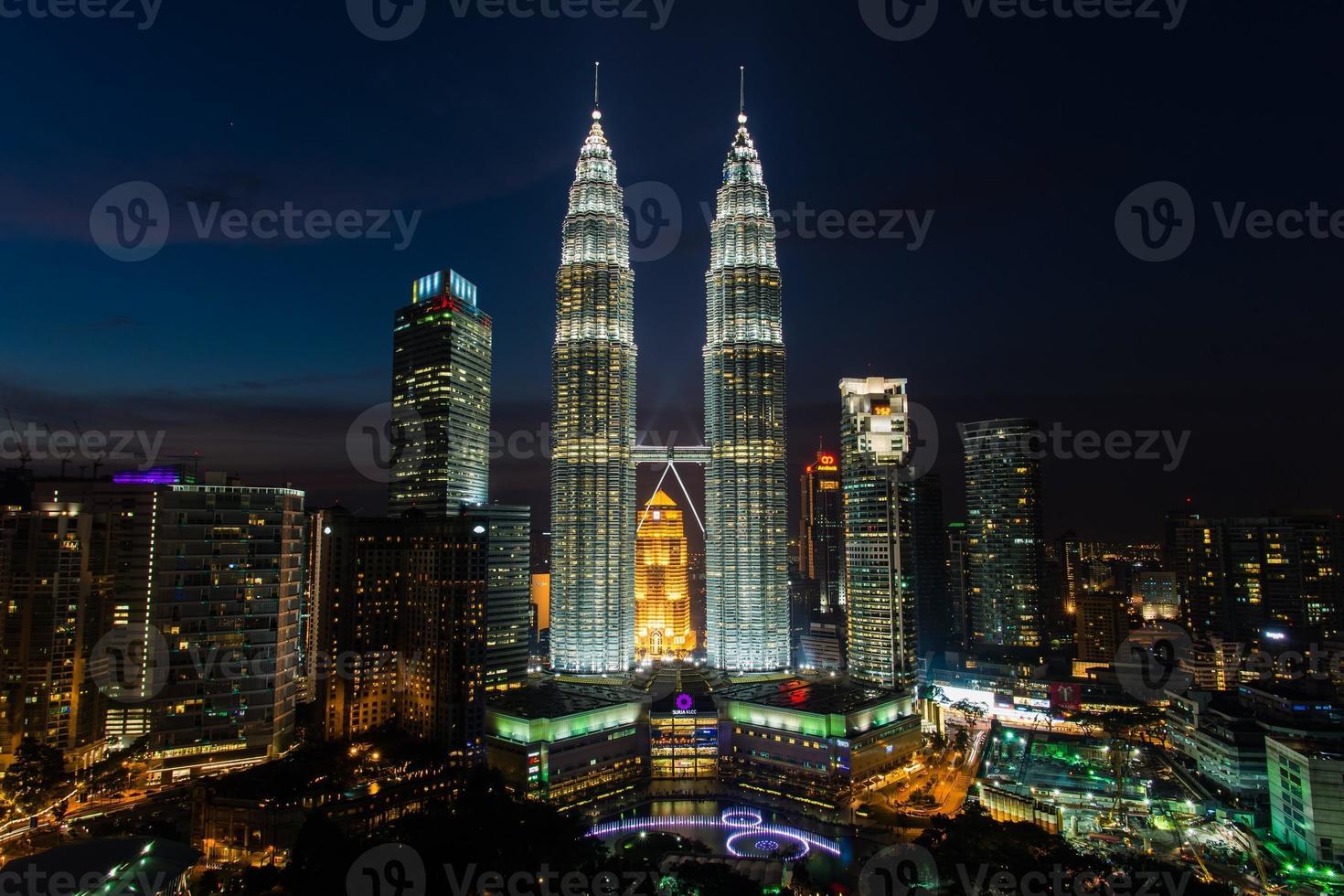 as torres gêmeas em kuala lumpur na malásia foto