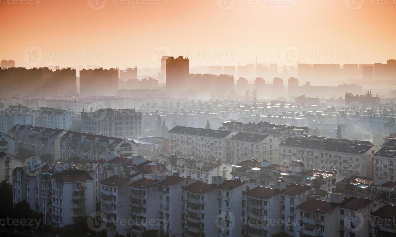 nascer do sol colorido brilhante sobre a cidade de hangzhou, china foto