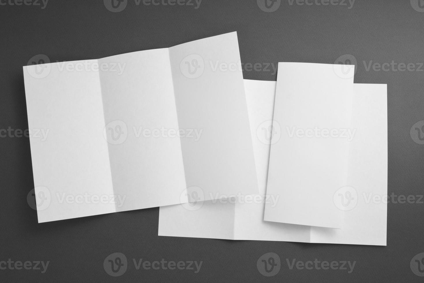 folheto de papel dobrável branco em branco foto