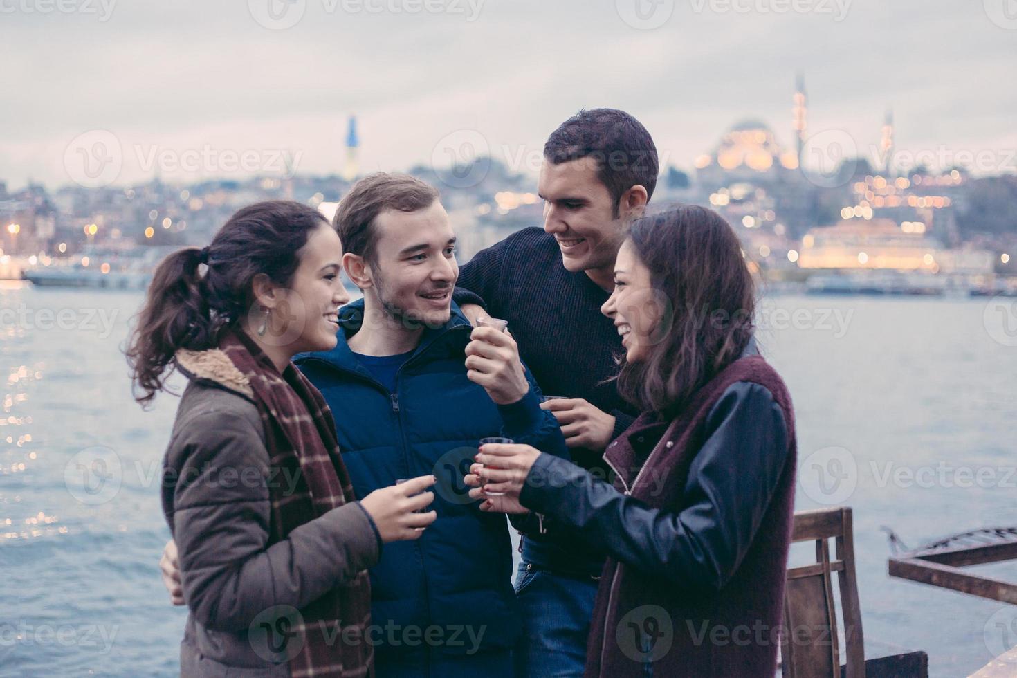 grupo de amigos turcos que bebem cay, chá tradicional foto