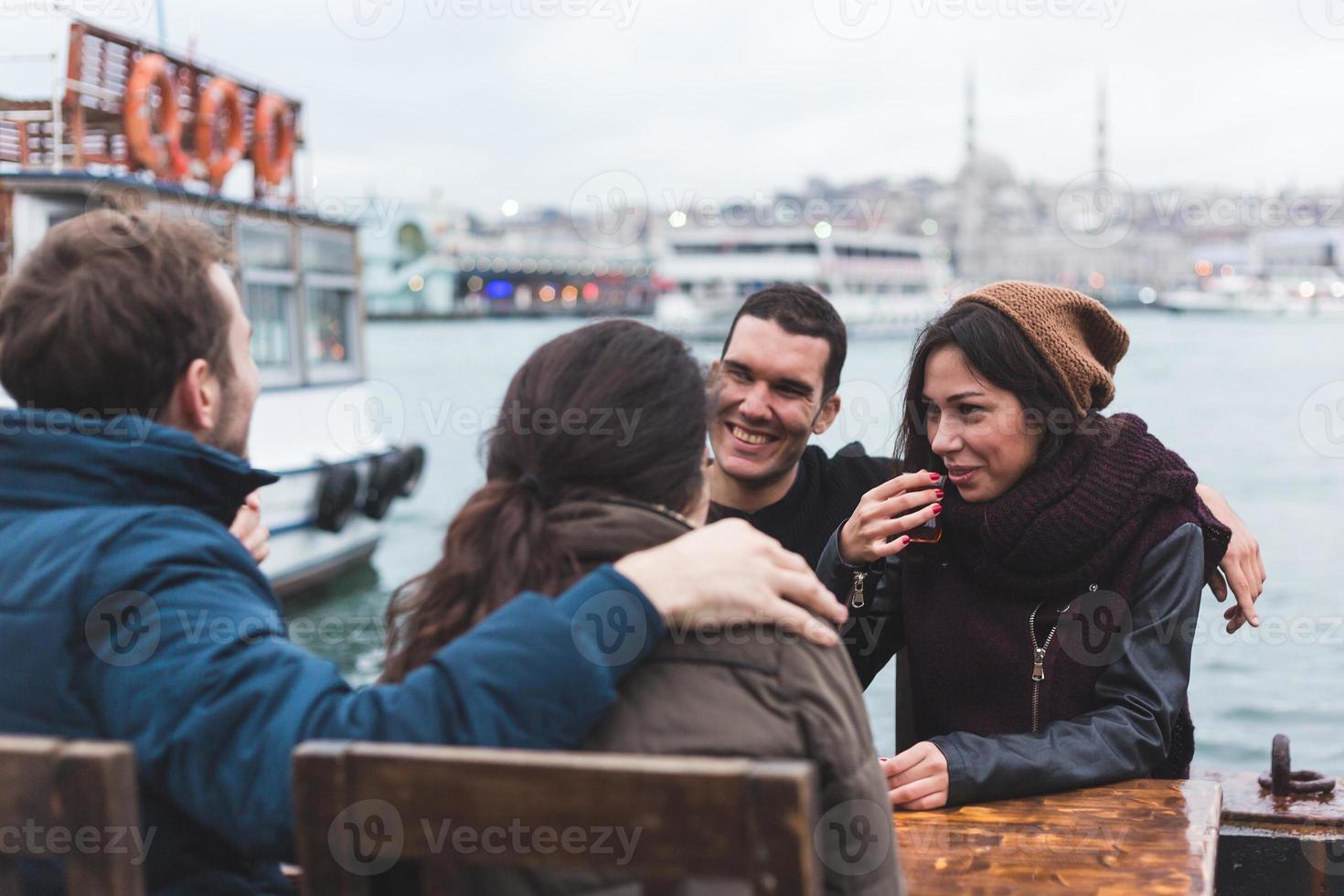 grupo de amigos turcos que bebem cay, chá tradicional foto