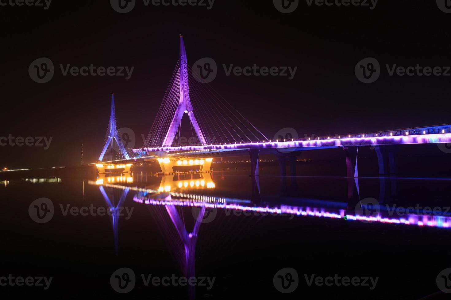 ponte moderna à noite foto