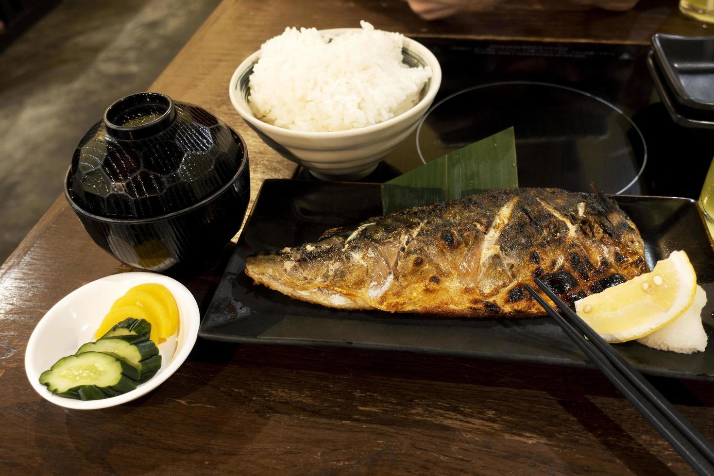 saba conjunto de comida de peixe salgado grelhado do japão foto