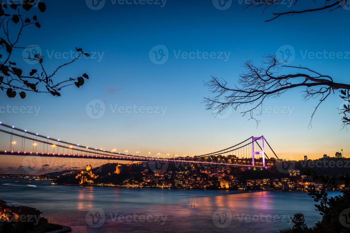 ponte do bósforo à noite Istambul / Turquia foto