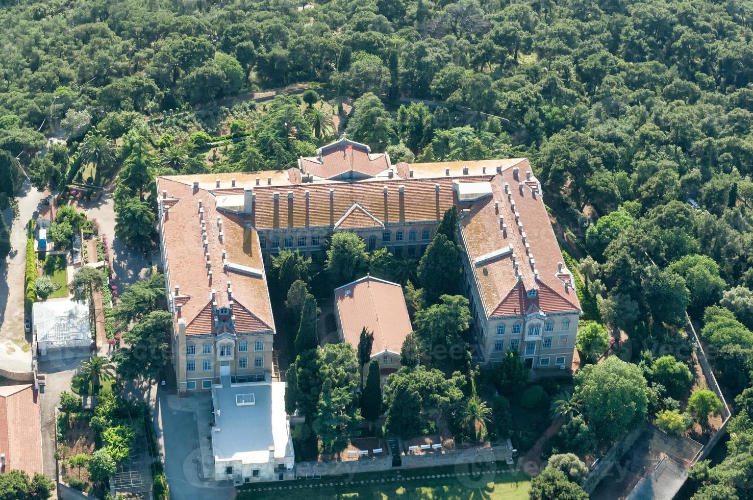vista aérea de Istambul. escola teológica de halki foto