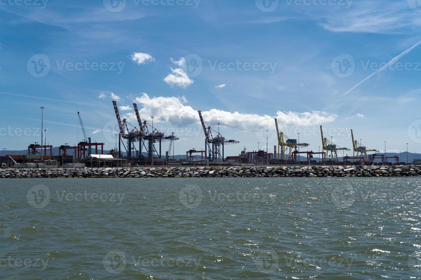 vista do mar do porto comercial livorno toscana itália foto