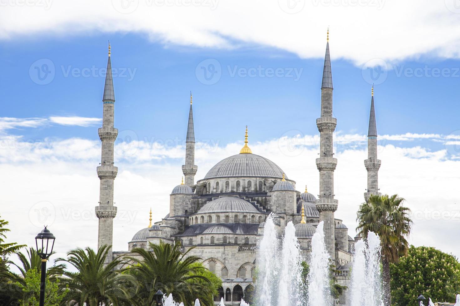 mesquita azul em Istambul em um dia ensolarado foto