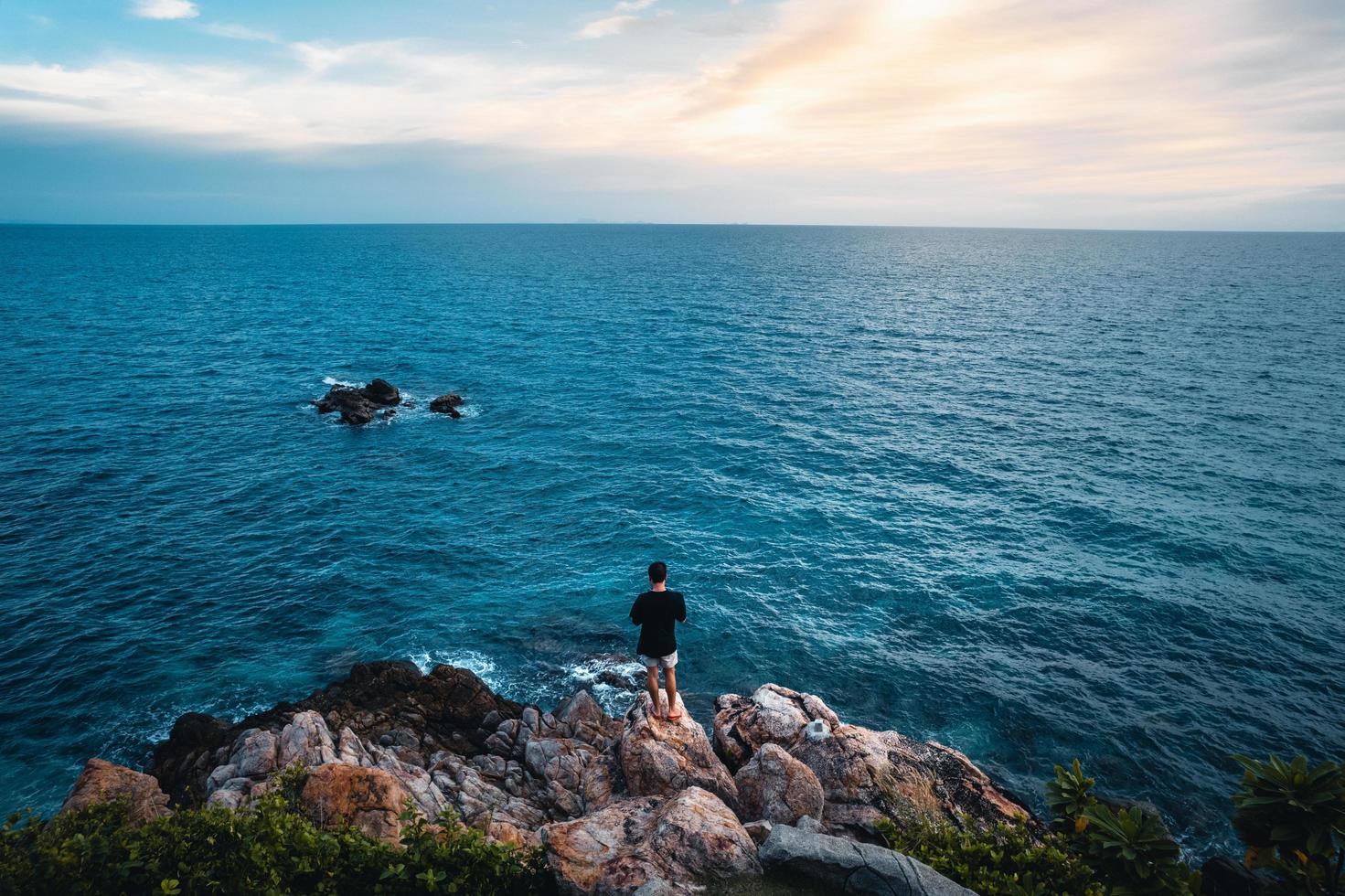 mar azul e rochas na ilha formam acima foto