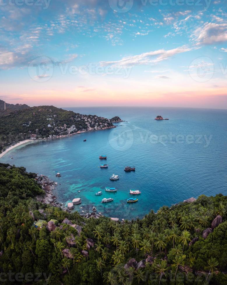 baía e barcos se formam acima na ilha foto