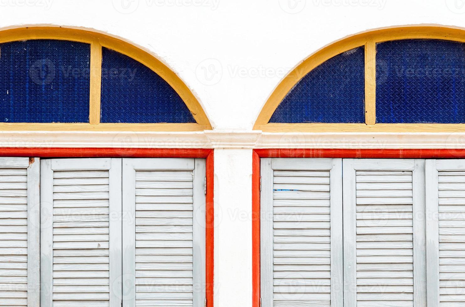 porta dupla de madeira foto