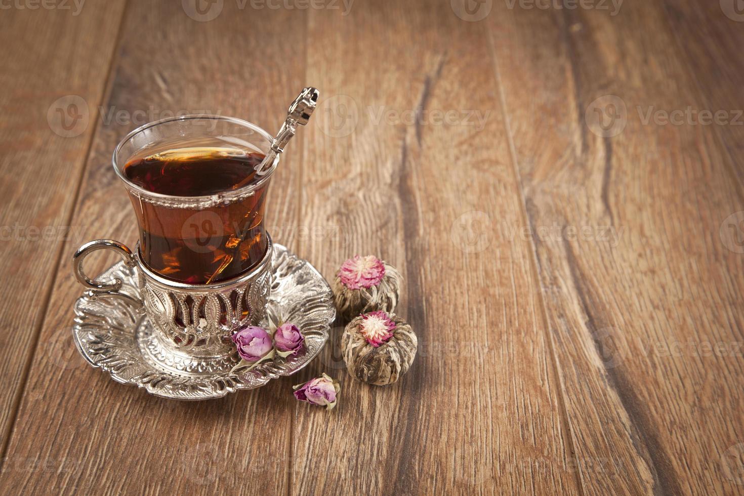 xícara de chá turco servido em estilo tradicional foto