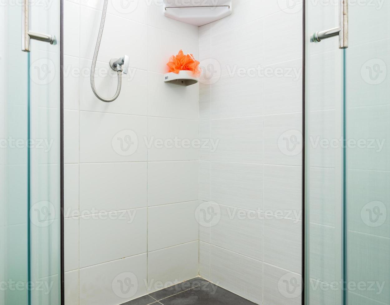 caixa de banho suja com azulejo de parede branca foto