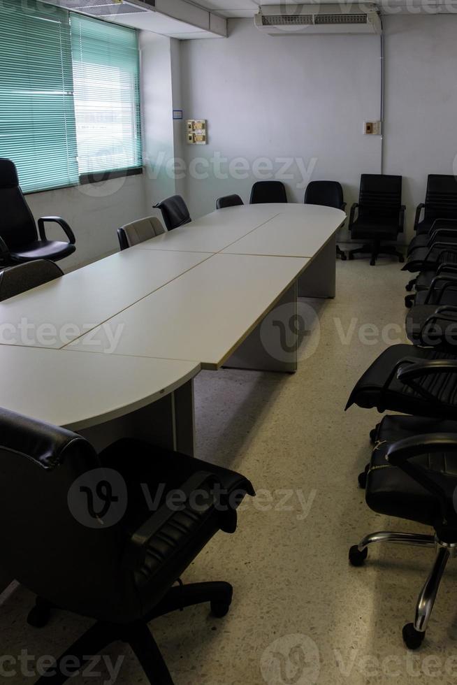 a sala de reuniões vazia sem o homem de negócios. foto