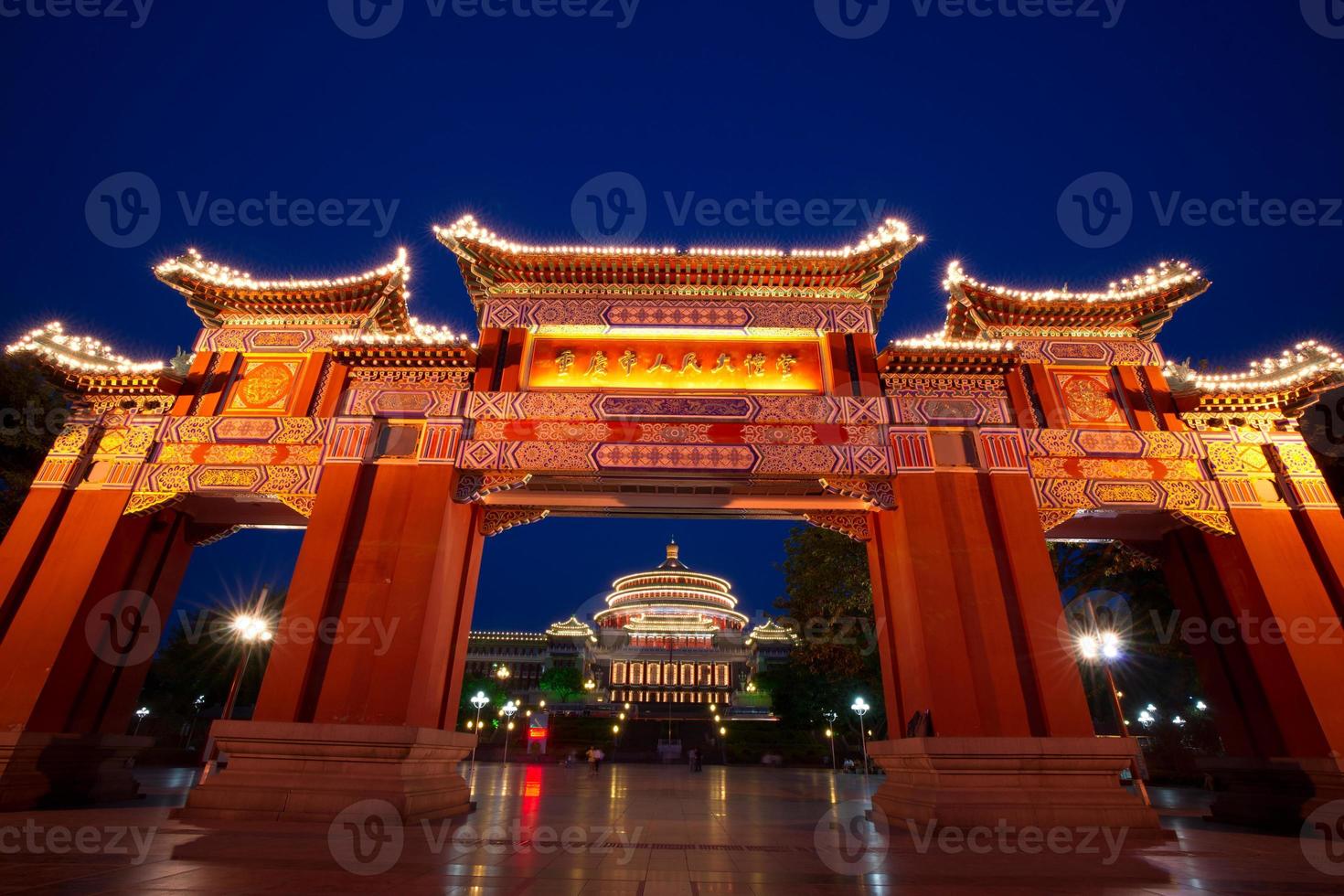 portão de arco e grande salão cena noturna, chongqing, china foto
