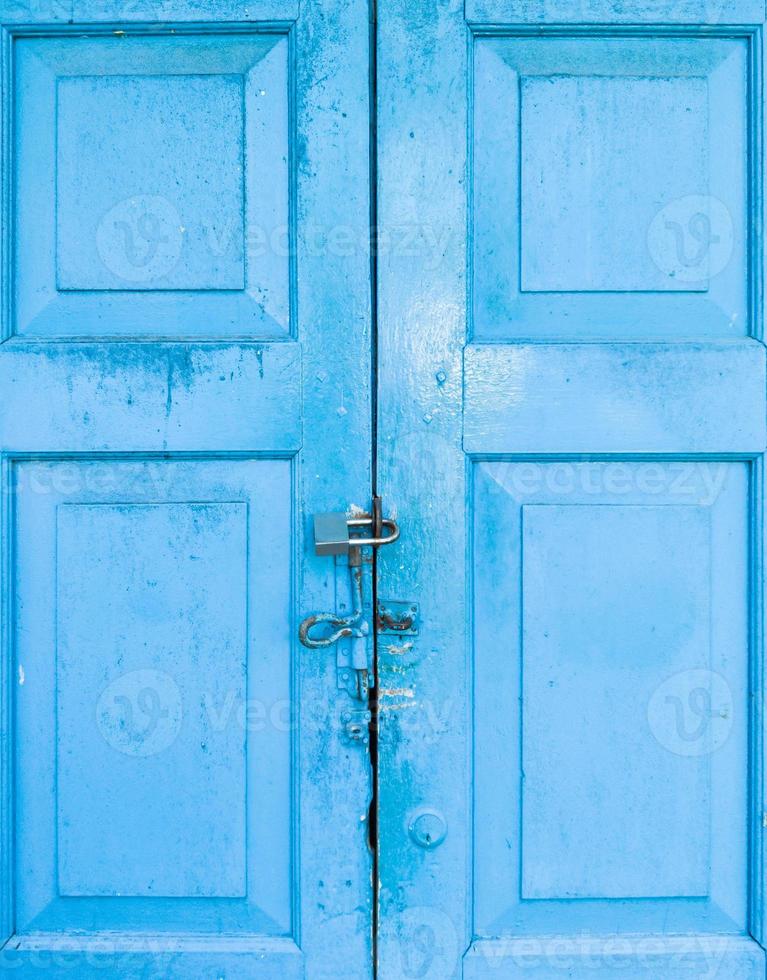 velha porta de madeira azul. foto