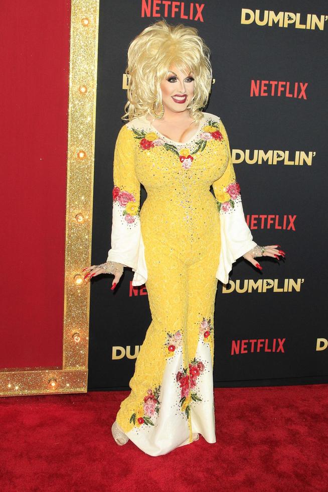 los angeles - 6 de dezembro jason cosmo, dolly parton drag queen na estréia do dumplin no tcl chinese theatre em 6 de dezembro de 2018 em los angeles, ca foto