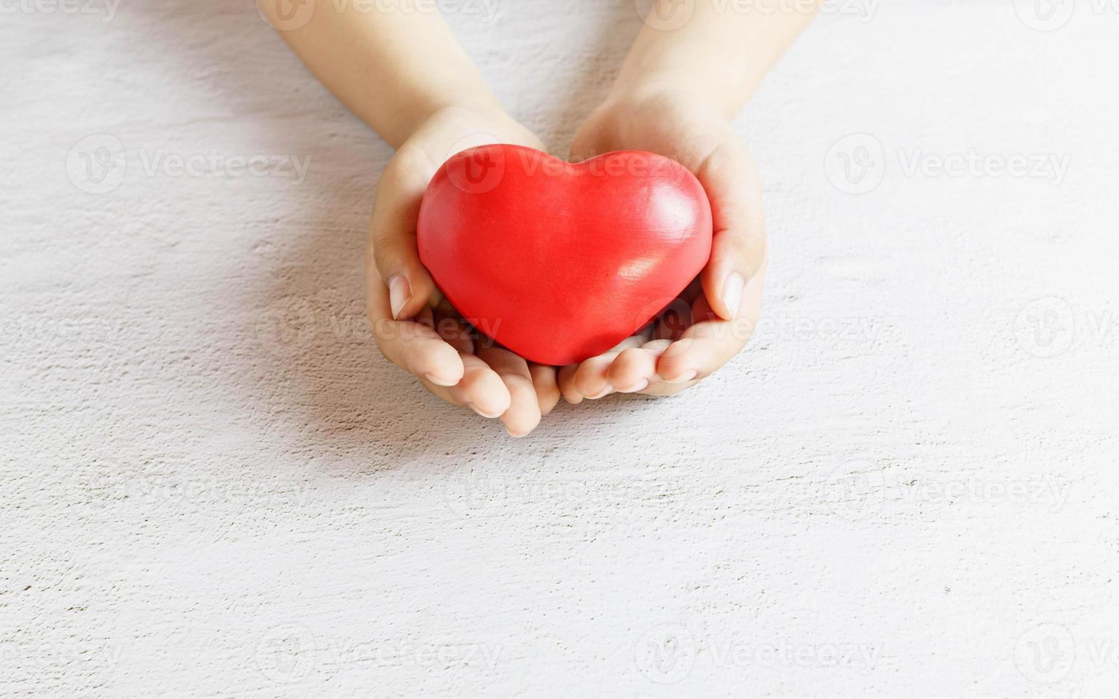 coração na mão dando o conceito de doação de coração. foto
