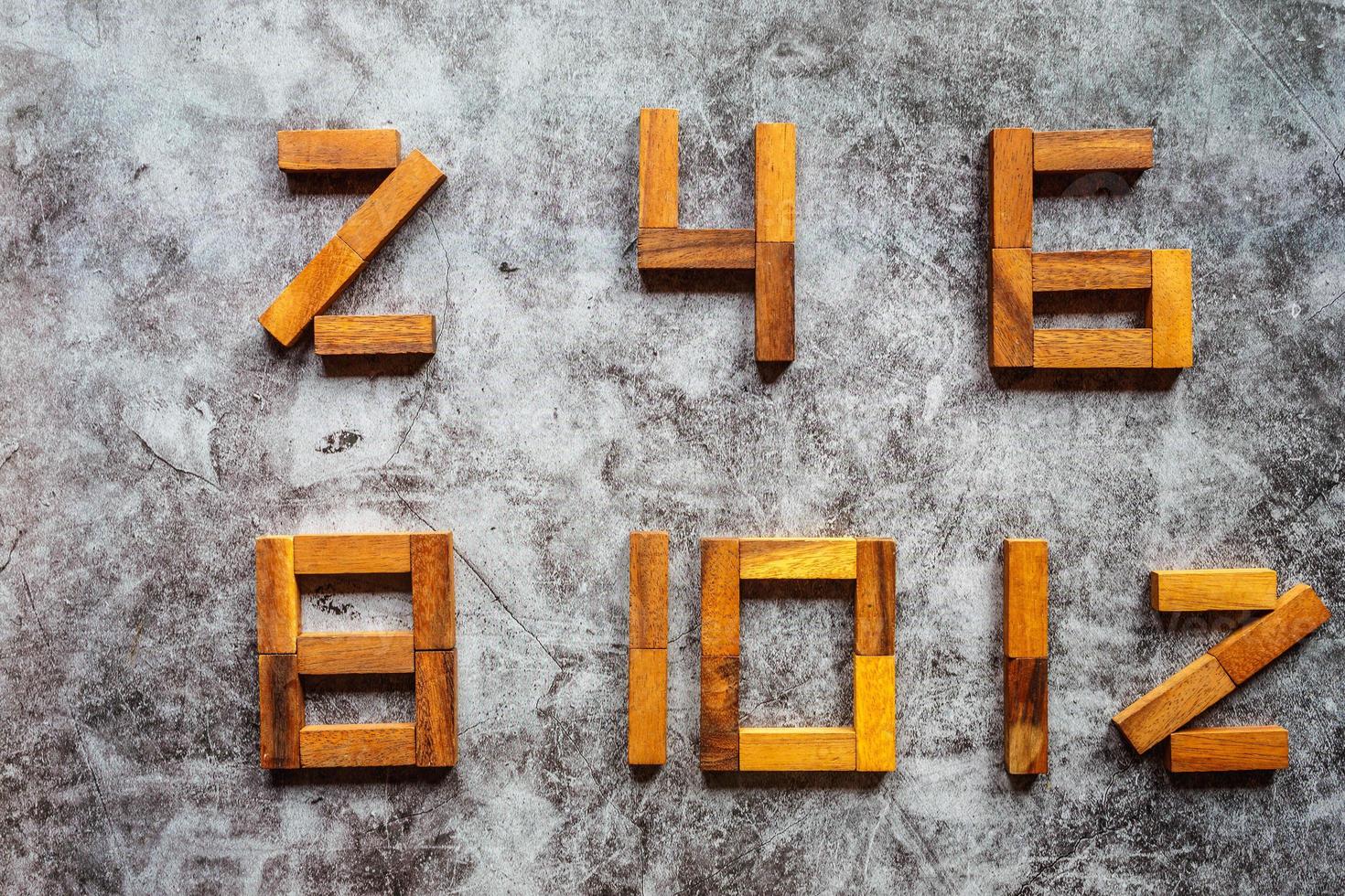 coleção de design de números feitos de quebra-cabeça de madeira foto