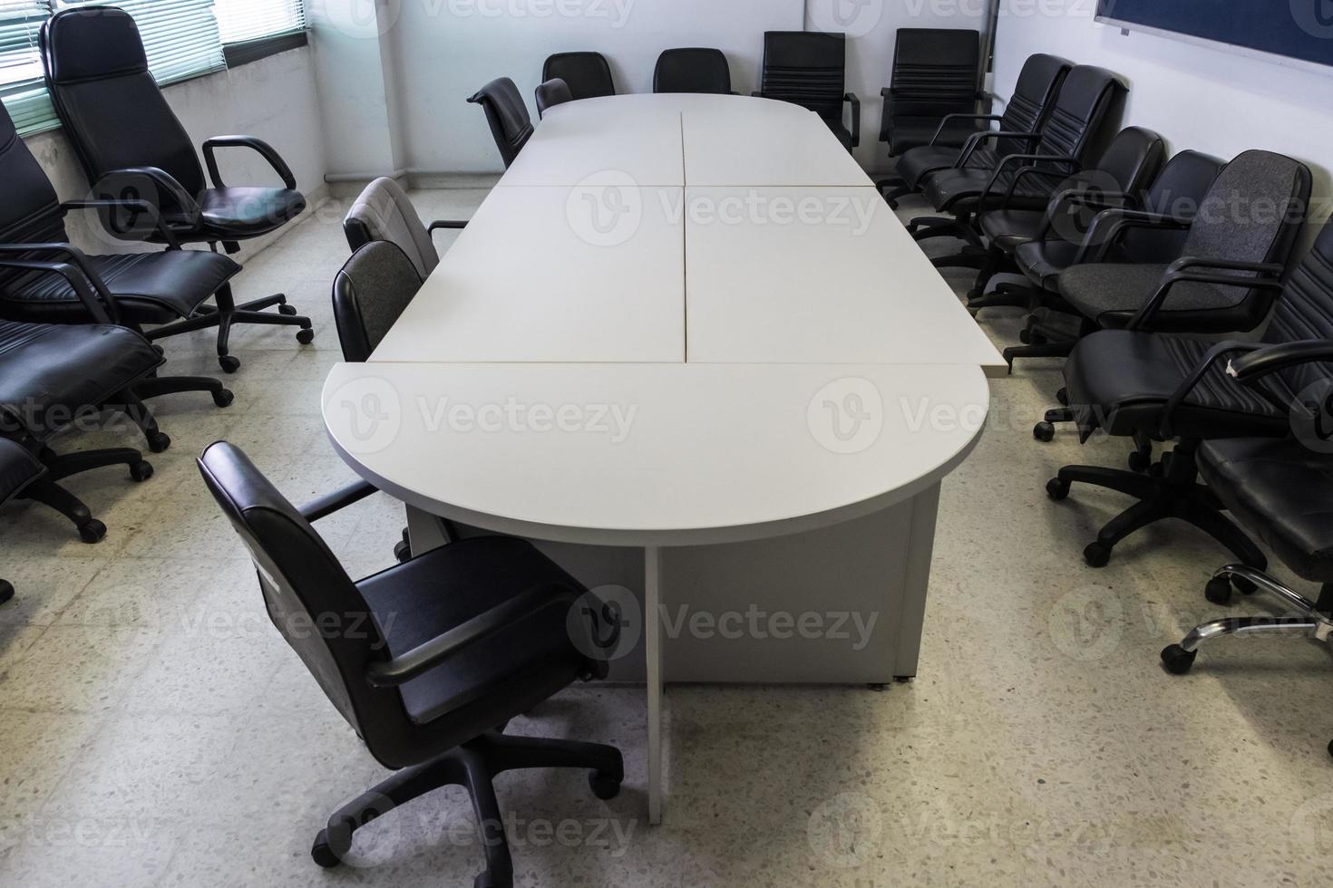 sala de reuniões vazia com o conjunto de mesa e cadeira. foto
