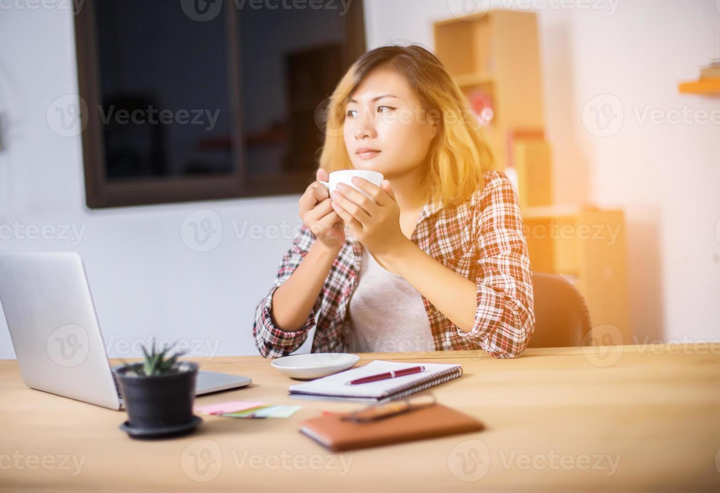 mulher de negócios escrevendo algo no bloco de notas no escritório. foto