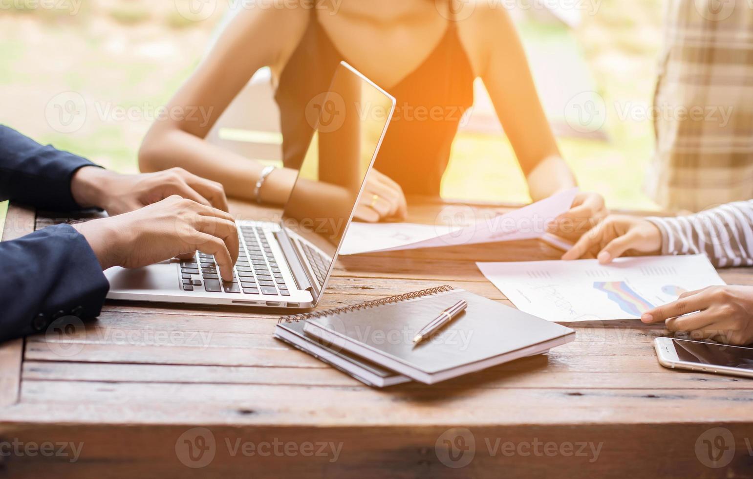 equipe de negócios trabalhando no laptop, enquanto está sentado no escritório. pessoas de negócio. foto