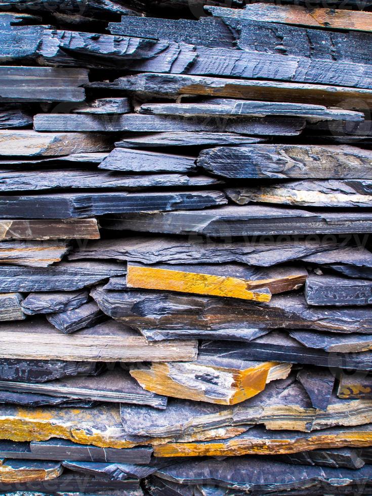 as paredes feitas de sobreposição de pedra sedimentar foto