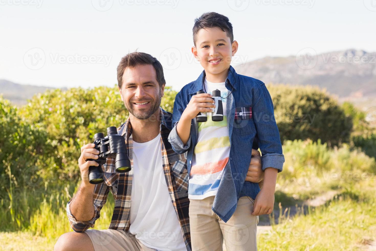 pai e filho em uma caminhada juntos foto