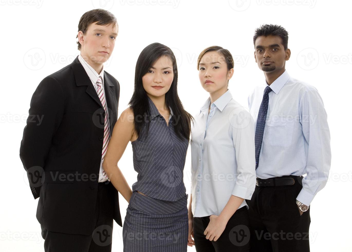 uma equipe de negócios diversificada em pé juntos foto