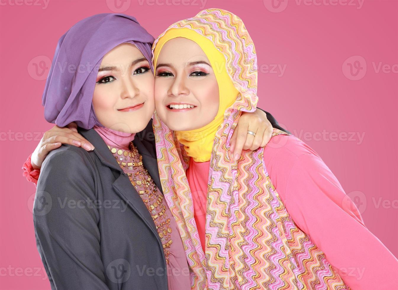 duas linda mulher muçulmana se divertindo juntos foto
