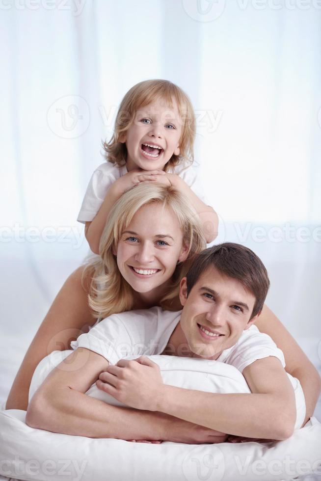 família feliz foto