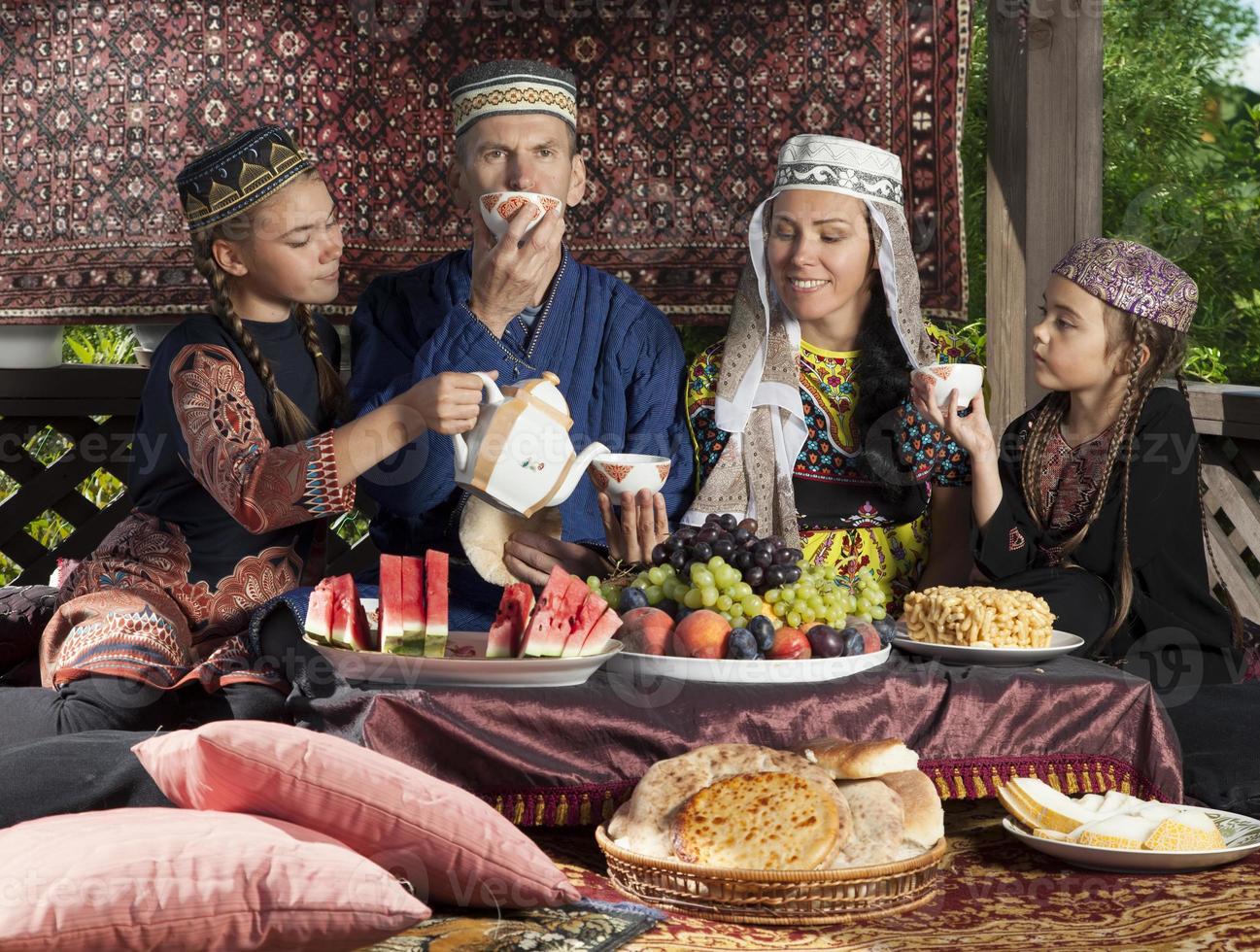 família uzbequistão tomar café da manhã foto