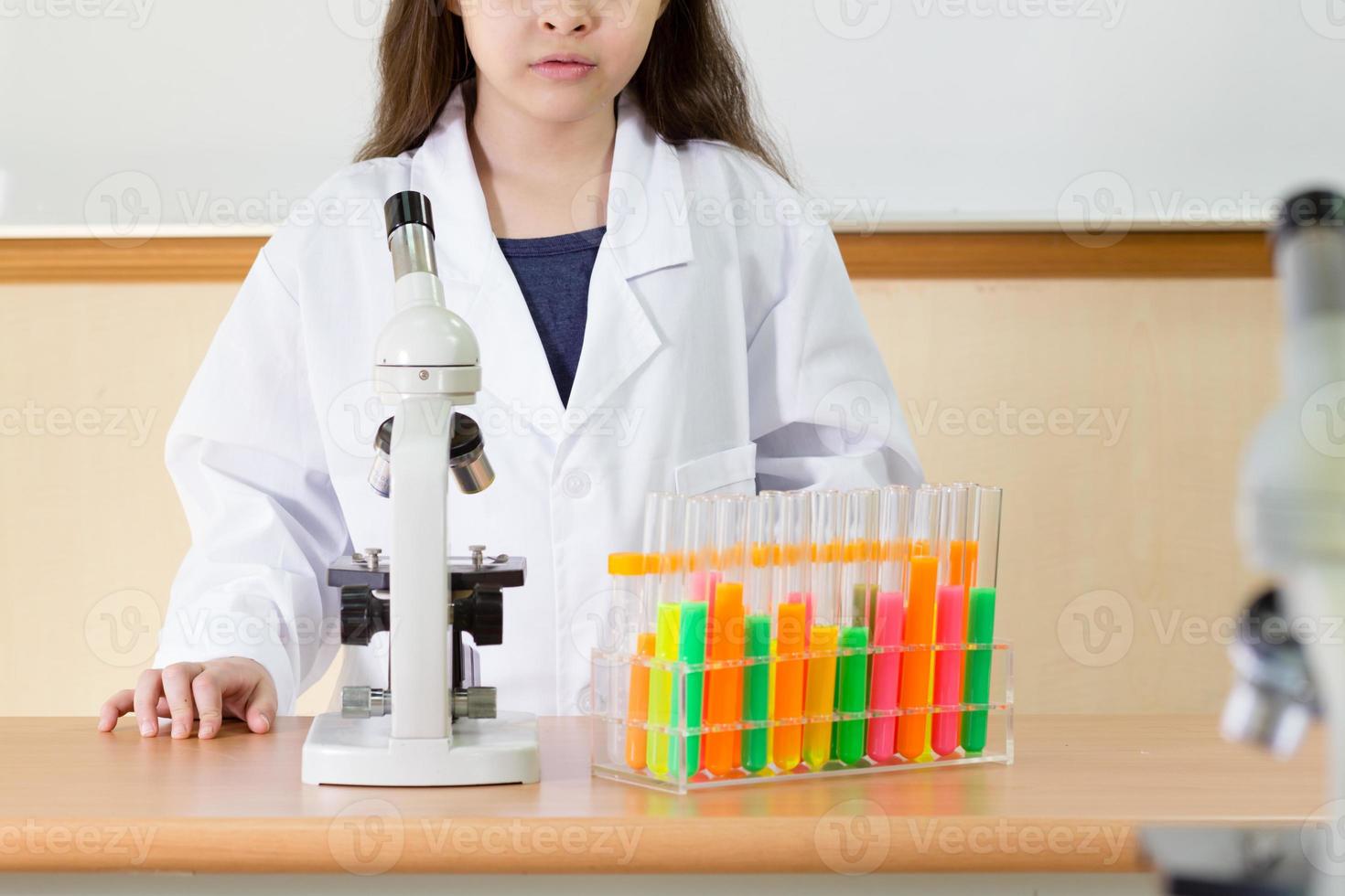 cientista criança fazendo experimento foto