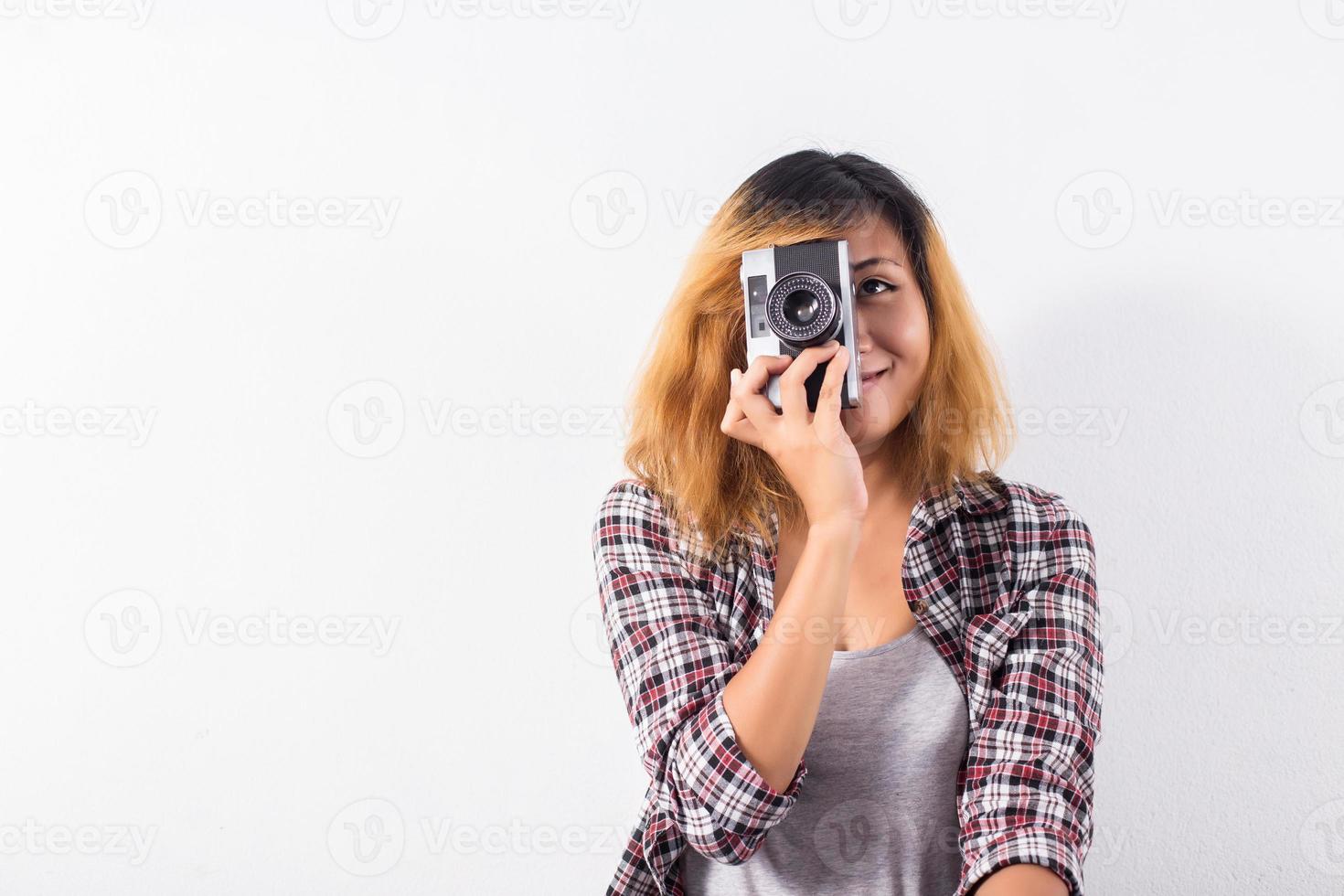 mulher jovem e bonita hippie com uma velha câmera retro. foto