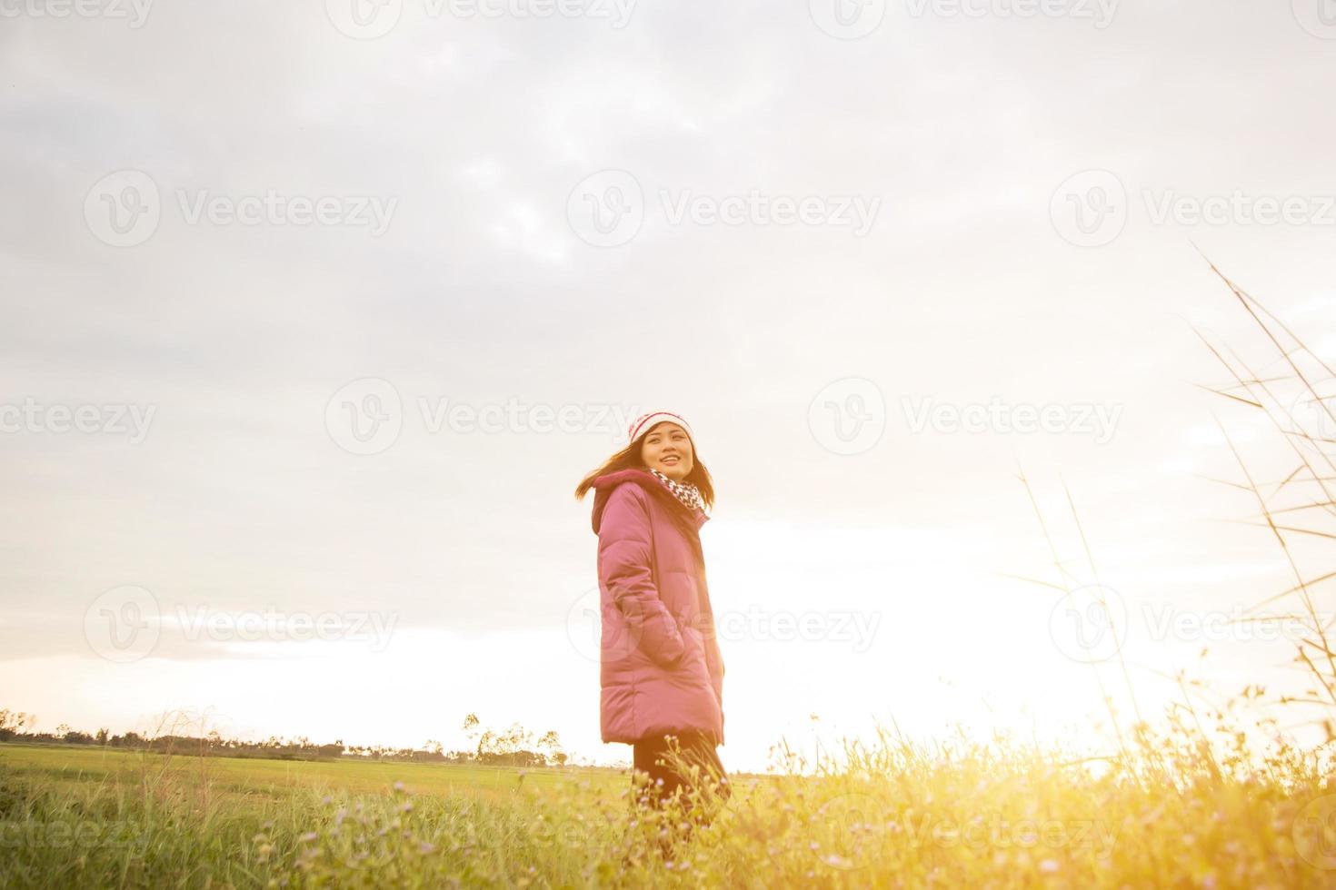 jovem estava jogando em um campo de flores no ar de inverno. foto